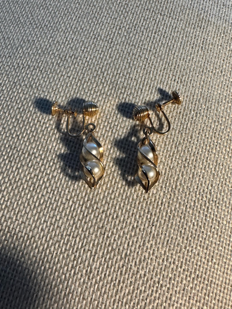 Sarah Coventry "Twirling Pearls" Gold-Tone Screwback Dangle Earrings From 1961